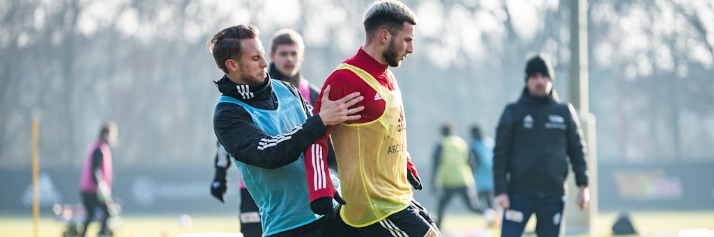 Marcus Ingvartsen (l.) und Leon Dajaku wollen gegen Gladbach gerne zusammenspielen und nicht gegeneinander, so wie hier beim Training. 