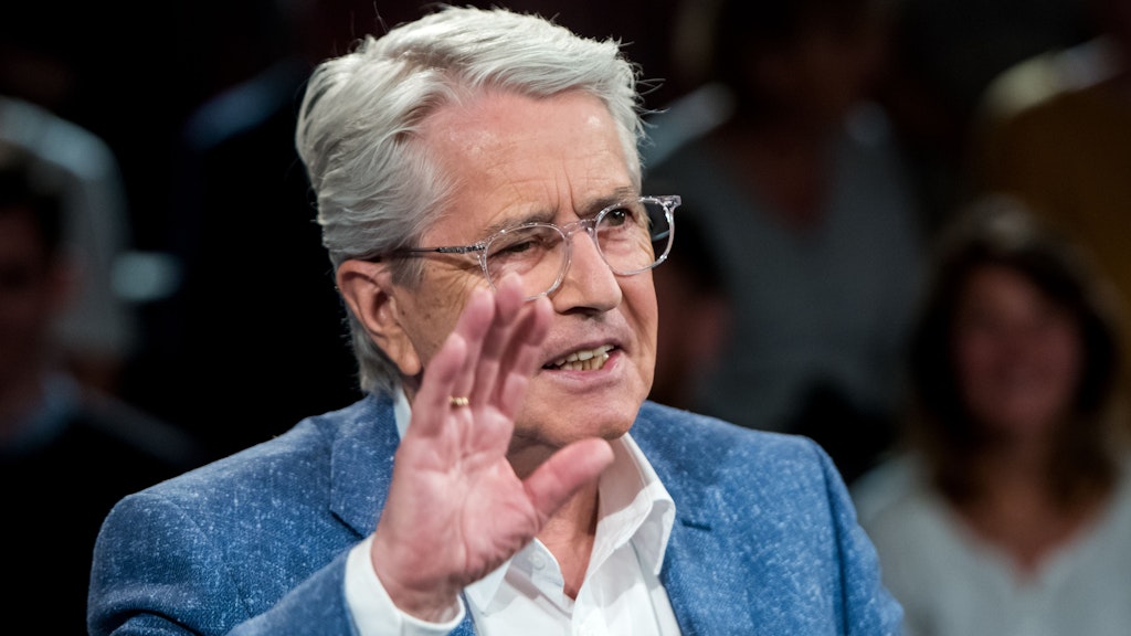 Frank Elstner bot Jauch öffentlich das Du an. 