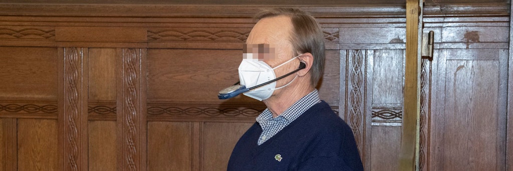 Der Angeklagte Serghei N. tritt mit Mundschutz vor Gericht auf. Ist er der Killer von Moabit?