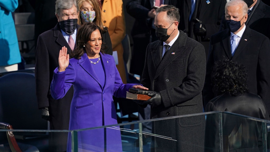 Bei ihrem Amtseid hielt Ehemann Doug die Bibel, auf die Kamala Harris schwor.