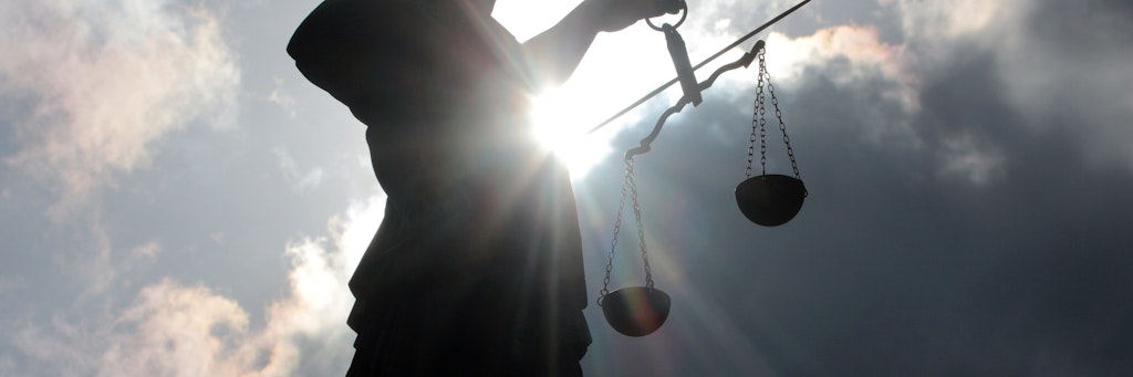 Silhouette der Justitia Skulptur.