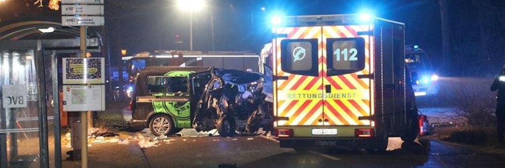 Der VW-Bus wurde bei dem Unfall in Köpenick massiv zerstört.