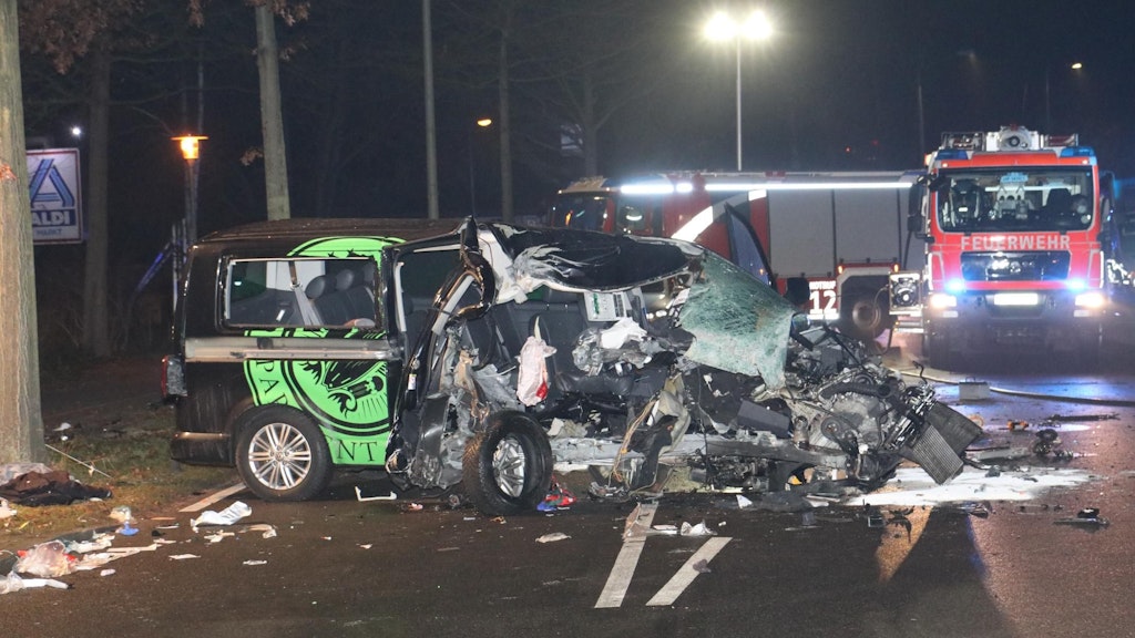 Das Wrack des VW Bus steht auf der Fürstenwalder Allee. 