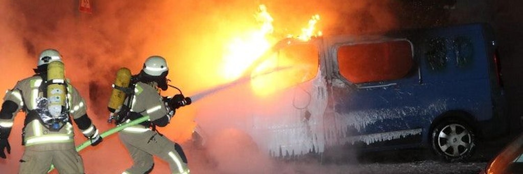 Feuerwehrleute löschen ein brennendes Fahrzeug in der Lincolnstraße.