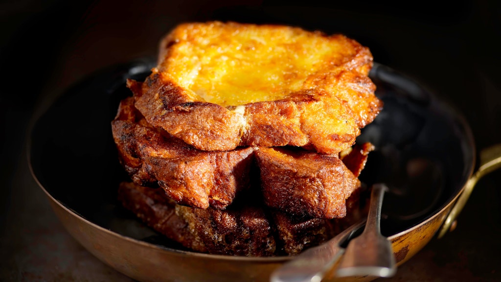 Armer Ritter ist eine einfache Speise aus altbackenen Brötchen oder Weißbrotscheiben. Man kann auch French Toast dazu sagen, was fast nach Gourmetküche klingt.