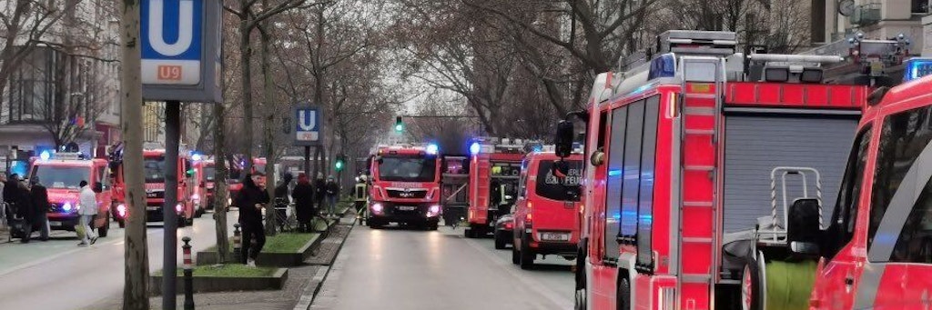 Großeinsatz für die Berliner Feuerwehr: Im U-Bahnhof Schloßstraße brach am Sonnabend ein Feuer aus. 110 Feuerwehrleute waren im Einsatz.