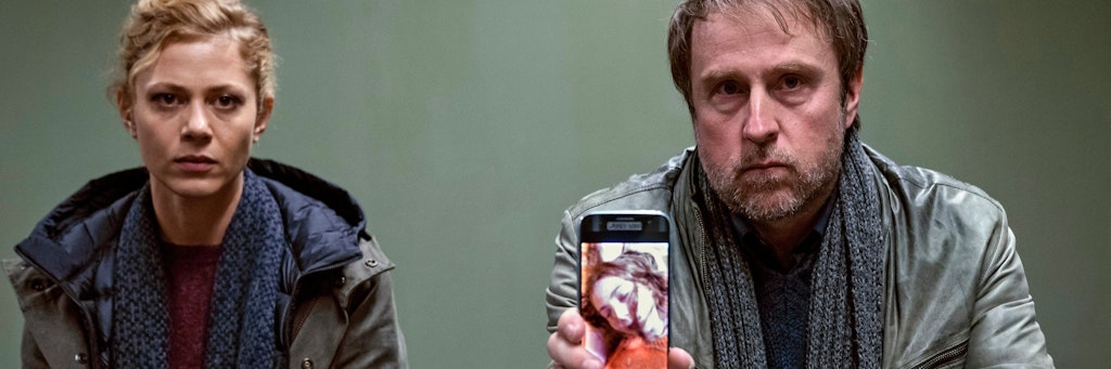 Katharina Schlothauer und Bjarne Mädel suchen in „Ferdinand von Schirach: Feinde“ als Kommissare nach der entführten Lisa (auf dem Handy).