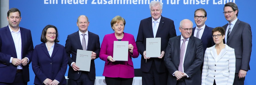 Am 12. März 2018 - lange nach der Wahl 2017, weil die FDP plötzlich schwarz-grün-gelbe Koalitionspläne hatte platzen lassen - stellten CDU, SPD und CSU ihren 175 Seiten starken Koalitionsvertrag vor.