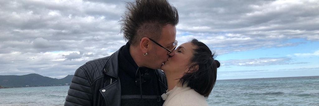 Danni Büchner und Ennesto Monté beim Knutschen. Eine Szene aus „Goodbye Deutschland“.