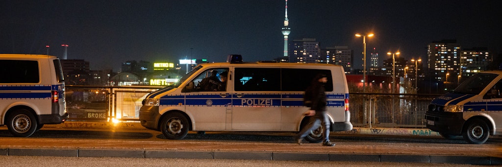 31.12.2020, Berlin: Polizeiautos stehen auf der Warschauer Brücke, die über Silvester eine der Böllerverbotszonen ist. Foto: Christophe Gateau/dpa +++ dpa-Bildfunk +++