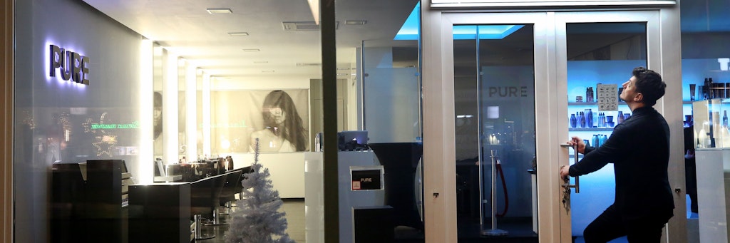 Ein Friseur schließt im Dezember seinen Laden ab.
