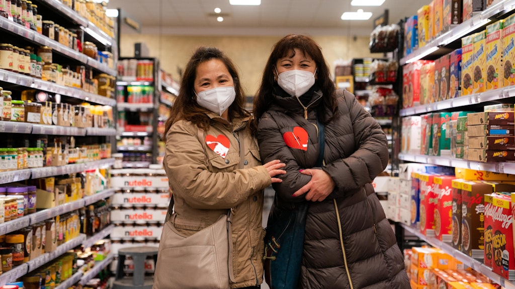 Auch die Freundinnen Annie und Juliete nehmen die Chance wahr, beim „Single-Shopping“ im Supermarkt vielleicht einen Partner zu finden. 