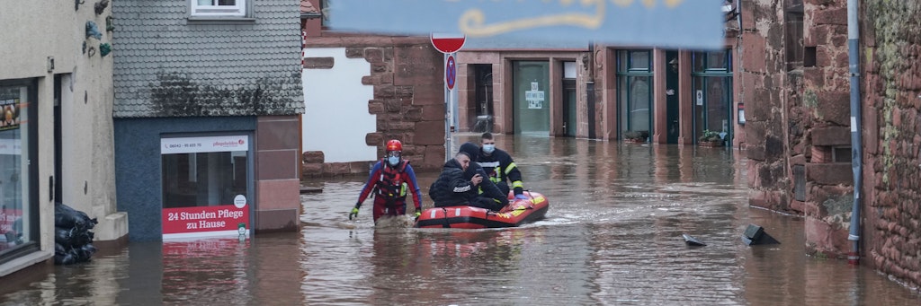 Die Altstadt von Büdingen war am Freitag nur noch mit dem Schlauchboot befahrbar.