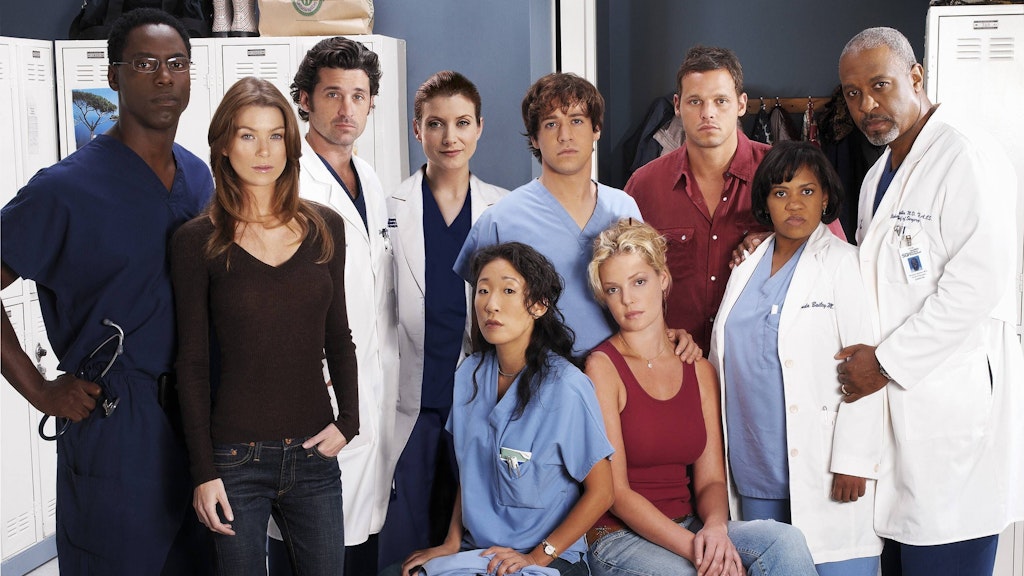 Katherine Heigl (rotes Shirt) im Jahr 2005 mit ihren „Grey’s Anatomy“-Kollegen.