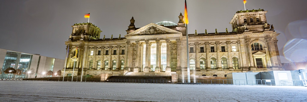 Der Platz vor dem Reichstag ist komplett eingeschneit.