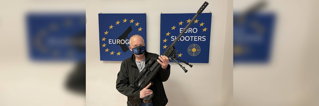 Der österreichische Waffenverkäufer Markus Schwaiger mit einer Savage Arms Kal. 338 Lapua Magnum.