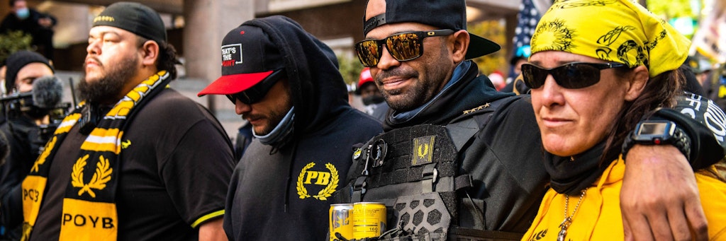 Der Anführer der Proud Boys, Henry Tarrio (2.v.r.), und einige seiner Anhänger.