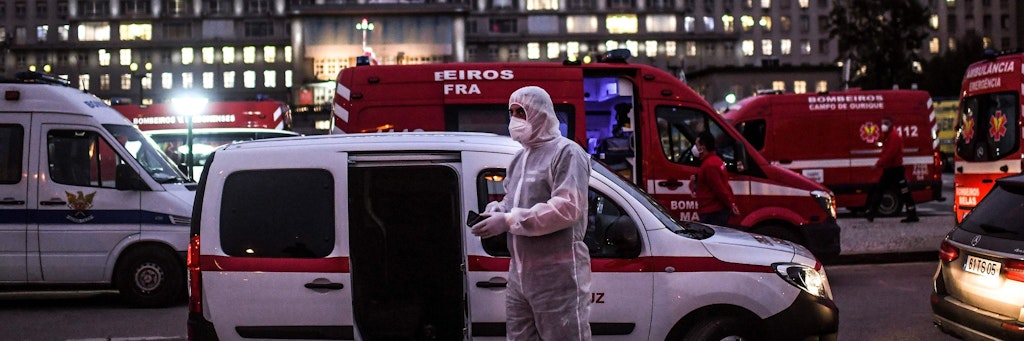 Vor den Kliniken stehen Notarztwagen Schlange.