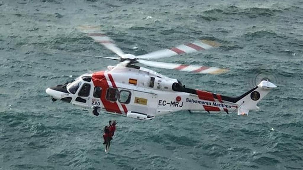 Das Paar wurde mit einem Hubschrauber gerettet.