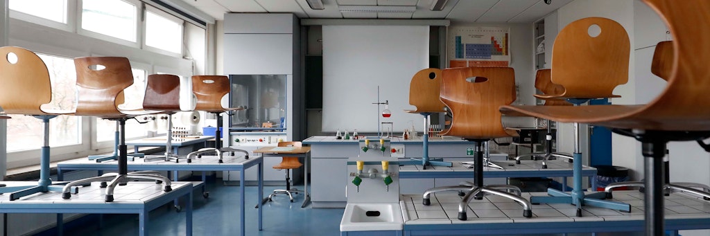 Die Stühle bleiben oben. Ein Chemie-Klassenzimmer im Kant-Gymnasium in Spandau.