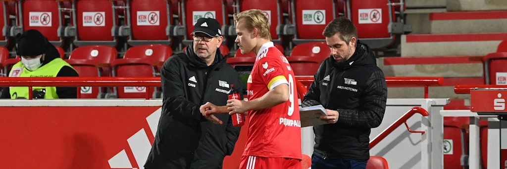 Unions Trainer Urs Fischer (l.) wechselt seinen Joker Joel Pohjanpalo (M.) ein. 
