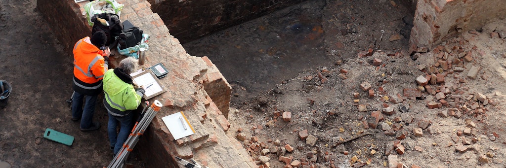 Bei Ausgrabungen im Bereich der Grunerstraße wurden Reste der Königlichen Kunstschule und der Berliner Stadtmauer entdeckt.