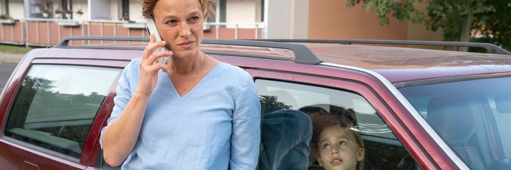 Wie so oft im Polizeiruf bringt Olga Lenski (Maria Simon) ihre Tochter mit zum Tatort.