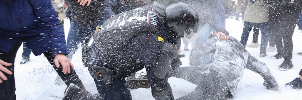 Ein Polizist hält in St. Petersburg einen Demonstranten fest. Landesweit griffen Sicherheitskräfte hart durch.