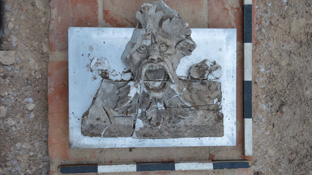Stuckfragmente eines Schreihalses aus der Königlichen Kunstschule, die im Schutt lagen - möglicherweise war der „Wilde Mann“ ein Anschauungs- oder Werkstück. <br>