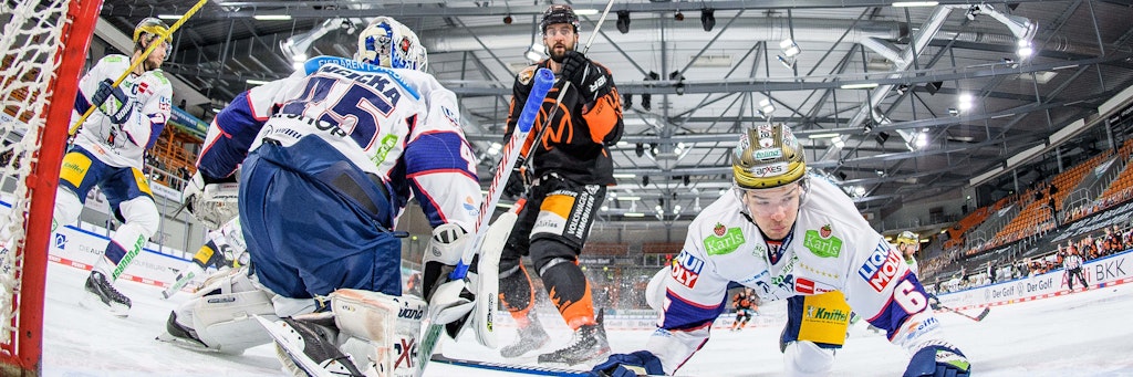 Die Eisbären um Torwart Tobias Ancicka (l.) und Kai Wissmann machen in Wolfsburg eine unglückliche Figur.