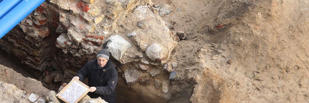 Michael Malliaris steht zwischen den Resten der Berliner Stadtmauer, die um 1300 errichtet wurde.