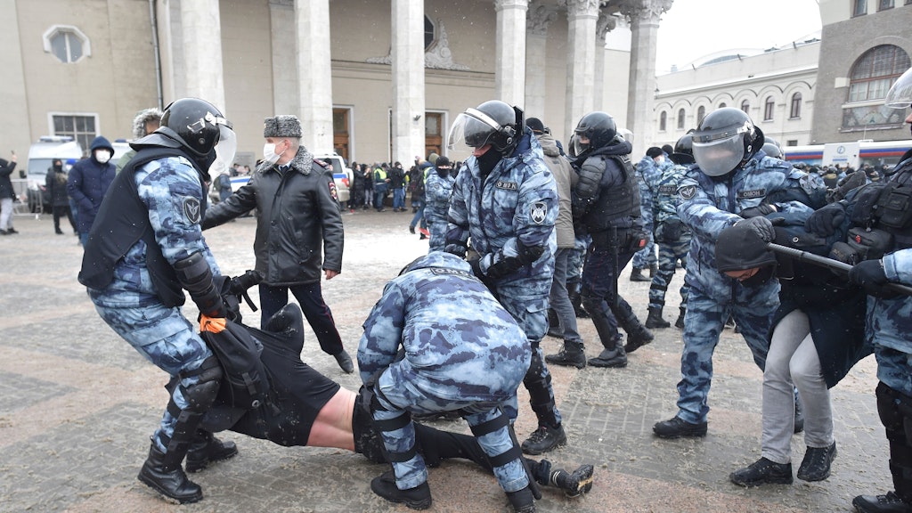 Moskau: Polizisten verhaften einen Demonstranten, die Zahl der Festgenommen steigt minütlich.