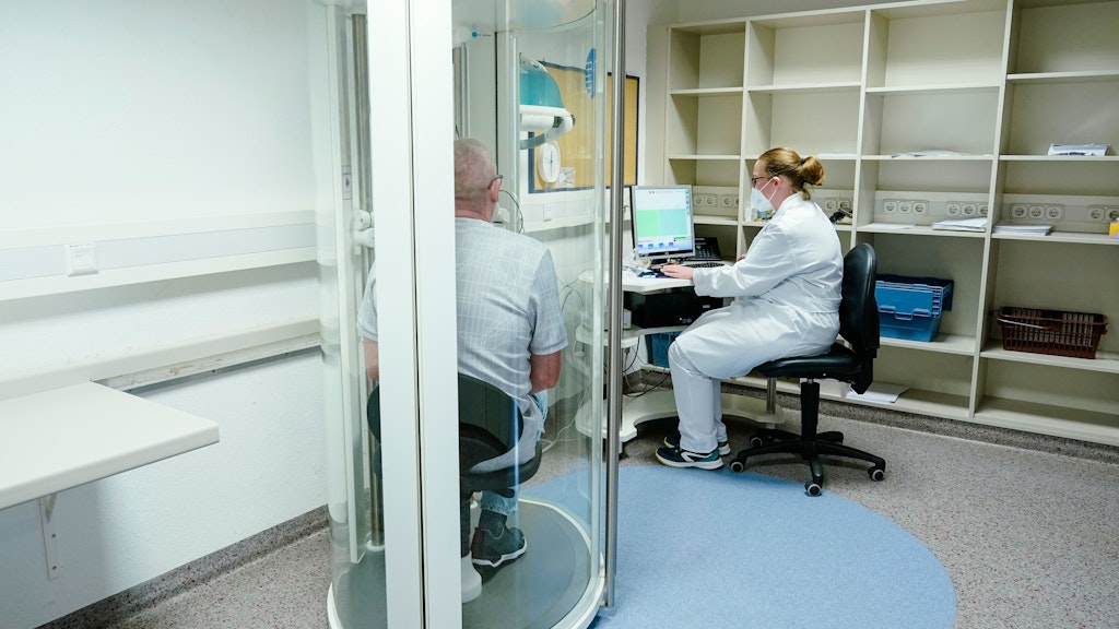Eine Mitarbeiterin misst die Lungenfunktion des 55-jährigen Patienten Jörg K.