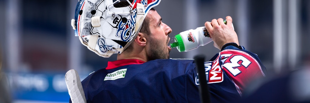 Eisbären-Torwart Mathias Niederberger nimmt einen kräftigen Schluck aus der Pulle.