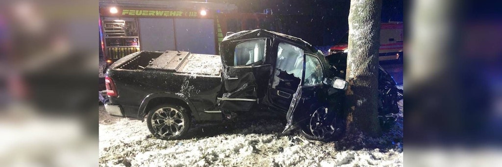 Der verunfallte Dodge Ram in der Nacht zu Montag auf der Bundesstraße B 158 bei Blumberg.