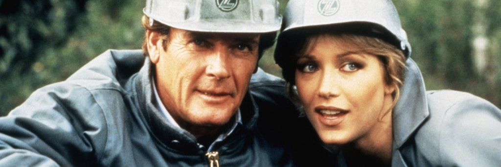 Roger Moore und Tanya Roberts spielten zusammen in „James Bond – Im Angesicht des Todes“.