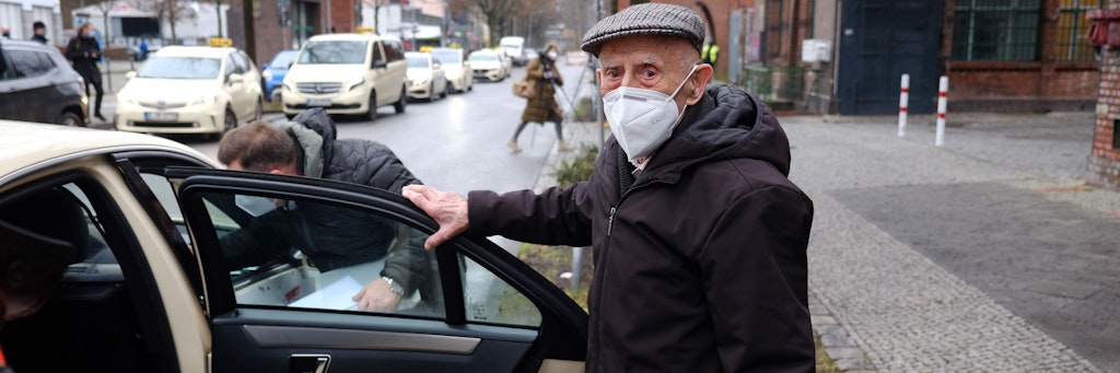 Georg Libor (98) aus Zehlendorf fuhr mit dem Taxi zum Impfzentrum nach Treptow. Dort bekommen nun die über 90 Jahre alten Berliner das Serum gegen Corona.<br><br>