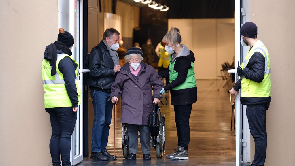 Die 100-jährige Hedwig S. aus Lichtenberg verlässt das Impfzentrum Arena Berlin.