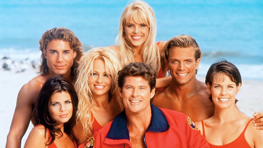 Yasmine Bleeth, Jaason Simmons, Pamela Anderson, Gena Lee Nolin, David Hasselhoff, David Charvet, Alexandra Paul (v. l. n. r.) waren in der TV-Serie „Baywatch – Die Rettungsschwimmer von Malibu“ von 1989 bis 2001 im Einsatz. 