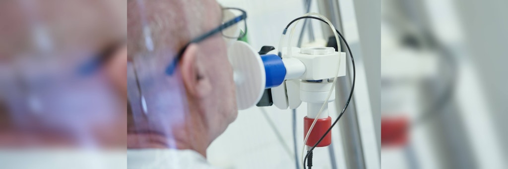 Dem von einer Corona-Erkrankung genesenen Patienten Jörg K. bekommt in einer Lungentest-Kabine in der Rehaklinik Heidelberg-Königstuhl die Lungenfunktion gemessen .