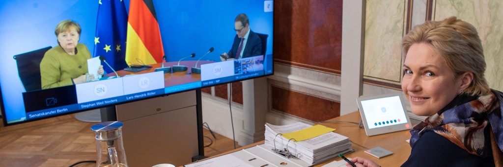 Angela Merkel und Berlins Regierender Bürgermeister Michael Müller (SPD) sitzen im Bundeskanzleramt, Mecklenburg-Vorpommerns Ministerpräsidentin Manuela Schwesig (SPD) ist ihnen in Schwerin über Video zugeschaltet. 