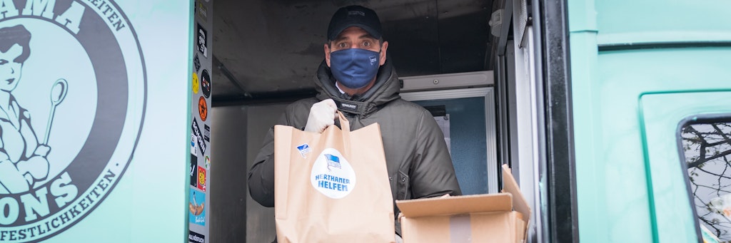 Carsten Schmidt (57) setzte bei seinem ersten öffentlichen Auftritt gleich ein Zeichen. Dem neuen Boss der Hertha-Bosse liegt soziales Engagement am Herzen, er verteilte Anfang Dezember am Alexanderplatz warmes Essen und kleine Geschenke an Obdachlose und Bedürftige.