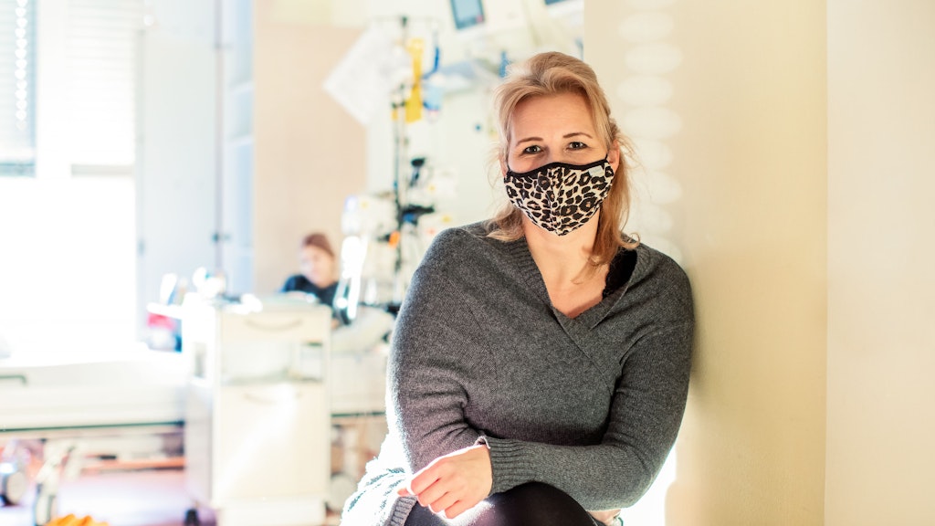 Die Mutter einer krebskranken Tochter befürwortet das Angebot der Klangschalen-Therapie. Es hat ihrem Kind nach der Chemo-Therapie die Schmerzen gelindert.