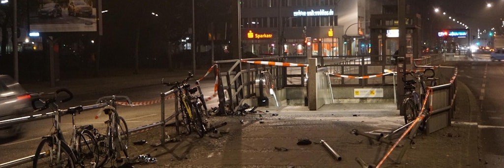 Der BMW landete in diesem U-Bahn-Eingang.