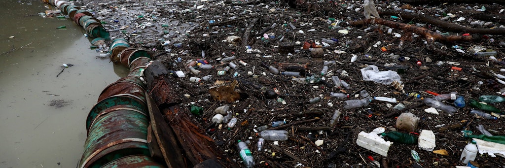 Plastikflaschen, Styropor, Verpackungen, Holzreste und rostige Fässer schwimmen im Drina in Bosnien und Herzegowina. 