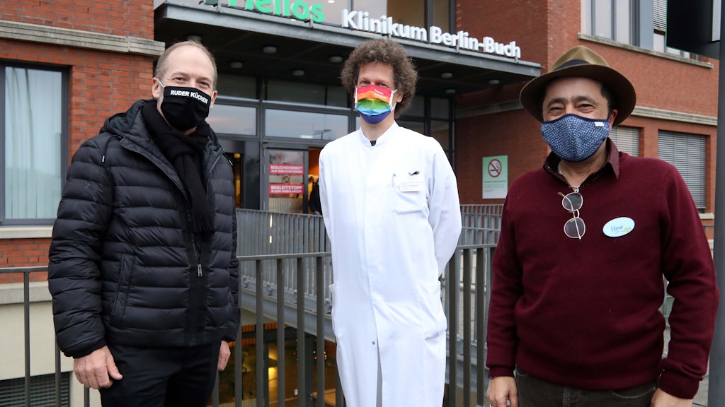 Chefarzt Dr. Patrick Hundsdörfer (Mitte) setzt sich dafür ein, dass das Klangschalen-Angebot von Minas Suluyan (re.) auf der Kinderonkologie weiterhin ermöglicht wird. Der Berliner Unternehmer Mario Ruder (li.) will einen Teil der Kosten für ein Jahr übernehmen.