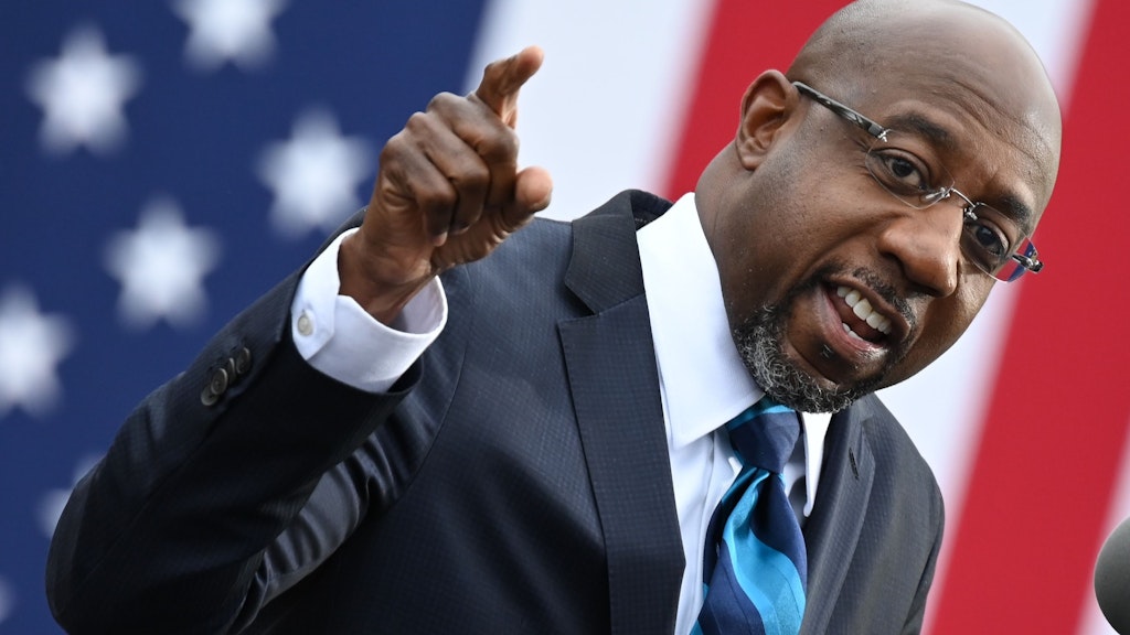 Der demokratische Kandidat Reverend Raphael Warnock liegt laut einer AP-Auszählung uneinholbar vor der republikanische Amtsinhaberin Kelly Loeffler