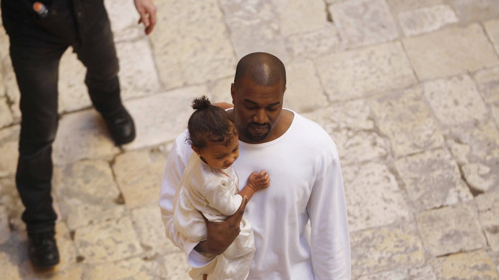 Kanye West mit seiner Tochter. Der Rapper und das Model haben zusammen vier Kinder mit den Namen <a href="https://www.google.com/search?rlz=1C1GCEA_enDE887DE887&sxsrf=ALeKk01TmAc7lV1Tlhk7p_tRlPe3FY2gPQ:1609926941132&q=North+West&stick=H4sIAAAAAAAAAOPgE-LSz9U3MDIzrLAoUQKzy-JzKyuNtKSyk630C1LzC3JSgVRRcX6eVXJGZk5KUWreIlYuv_yikgyF8NTikh2sjAD7lQcHRgAAAA&sa=X&ved=2ahUKEwjTxMKbhYfuAhWJDewKHaFYBMMQmxMoATAeegQILhAD">North</a>, <a href="https://www.google.com/search?rlz=1C1GCEA_enDE887DE887&sxsrf=ALeKk01TmAc7lV1Tlhk7p_tRlPe3FY2gPQ:1609926941132&q=Chicago+West&stick=H4sIAAAAAAAAAOPgE-LSz9U3MDIzrLAoUeLVT9c3NEwzLqkszzHI05LKTrbSL0jNL8hJBVJFxfl5VskZmTkpRal5i1h5nDMykxPT8xXCU4tLdrAyAgAAjPerSwAAAA&sa=X&ved=2ahUKEwjTxMKbhYfuAhWJDewKHaFYBMMQmxMoAjAeegQILhAE">Chicago</a>, <a href="https://www.google.com/search?rlz=1C1GCEA_enDE887DE887&sxsrf=ALeKk01TmAc7lV1Tlhk7p_tRlPe3FY2gPQ:1609926941132&q=Psalm+West&stick=H4sIAAAAAAAAAOPgE-LSz9U3MDIzrLAoUeLVT9c3NMwwT84rzDU315LKTrbSL0jNL8hJBVJFxfl5VskZmTkpRal5i1i5AooTc3IVwlOLS3awMgIAhWWgYEkAAAA&sa=X&ved=2ahUKEwjTxMKbhYfuAhWJDewKHaFYBMMQmxMoAzAeegQILhAF">Psalm </a>und <a href="https://www.google.com/search?rlz=1C1GCEA_enDE887DE887&sxsrf=ALeKk01TmAc7lV1Tlhk7p_tRlPe3FY2gPQ:1609926941132&q=Saint+West&stick=H4sIAAAAAAAAAOPgE-LSz9U3MDIzrLAoUeLVT9c3NEzOLjczTjKK15LKTrbSL0jNL8hJBVJFxfl5VskZmTkpRal5i1i5ghMz80oUwlOLS3awMgIAMdf6Y0kAAAA&sa=X&ved=2ahUKEwjTxMKbhYfuAhWJDewKHaFYBMMQmxMoBDAeegQILhAG">Saint</a>.