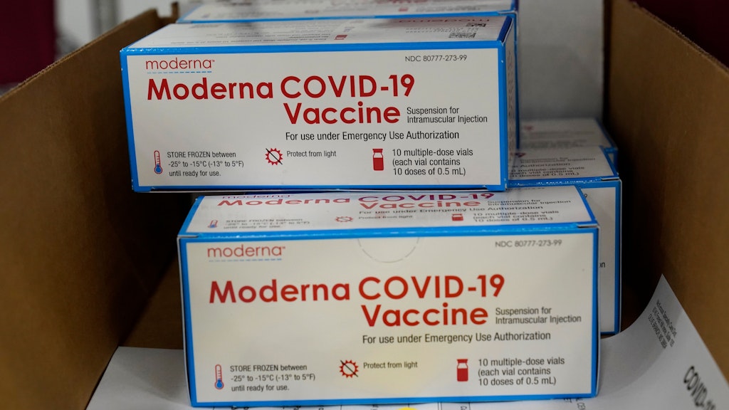 Kisten mit dem Corona-Impfstoff des US-Biotech-Unternehmens Moderna auf dem Weg zum Versand.