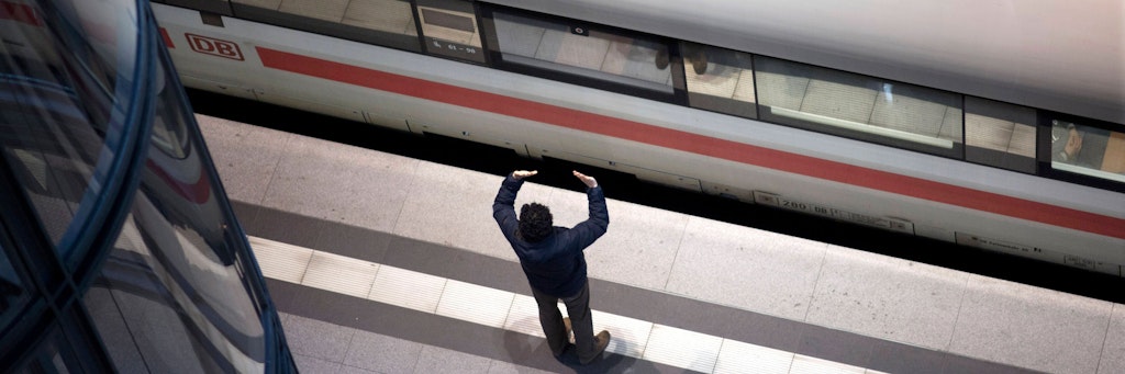 Abschied am menschenleeren Hauptbahnhof Berlin